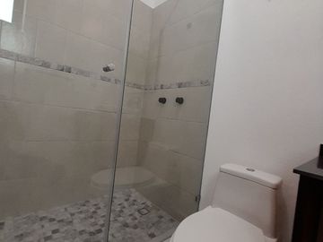 Casa nueva en Altozano de 3 niveles con salón enorme