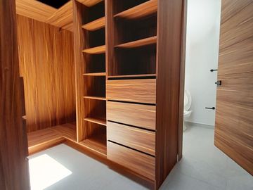 Casa nueva en Altozano de 3 niveles con salón enorme