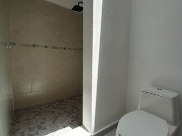 Casa nueva en Altozano de 3 niveles con salón enorme