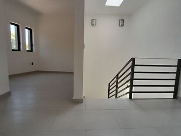 Casa nueva en Altozano de 3 niveles con salón enorme