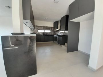 Casa nueva en Altozano de 3 niveles con salón enorme