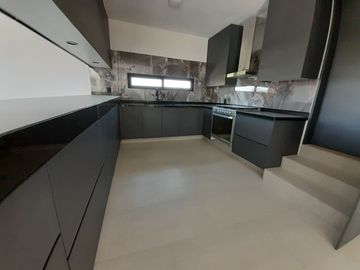 Casa nueva en Altozano de 3 niveles con salón enorme