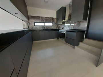 Casa nueva en Altozano de 3 niveles con salón enorme