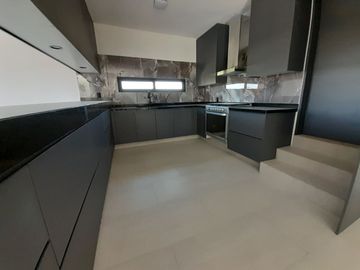 Casa nueva en Altozano de 3 niveles con salón enorme
