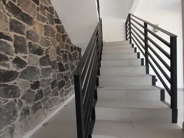 Casa nueva en Altozano de 3 niveles con salón enorme