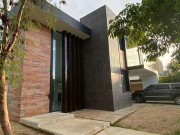 Casa en venta con acabados de lujo ubicada en Yucatan Country club Mérida con increíbles amenidades y campo de golf