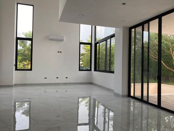 Casa en venta con acabados de lujo ubicada en Yucatan Country club Mérida con increíbles amenidades y campo de golf