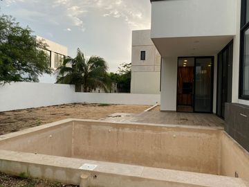 Casa en venta con acabados de lujo ubicada en Yucatan Country club Mérida con increíbles amenidades y campo de golf
