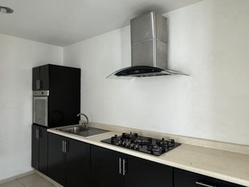 Casa EN VENTA en fraccionamiento atrás de Plaza San Diego