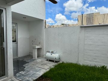 Casa EN VENTA en fraccionamiento atrás de Plaza San Diego