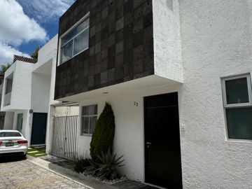 Casa EN VENTA en fraccionamiento atrás de Plaza San Diego