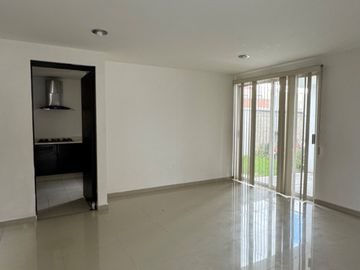 Casa EN VENTA en fraccionamiento atrás de Plaza San Diego
