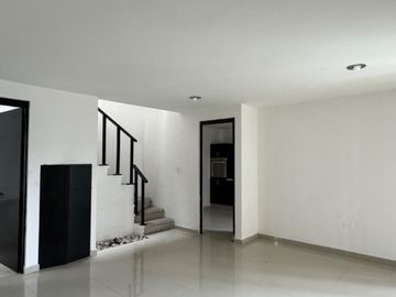 Casa EN VENTA en fraccionamiento atrás de Plaza San Diego
