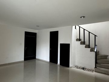 Casa EN VENTA en fraccionamiento atrás de Plaza San Diego