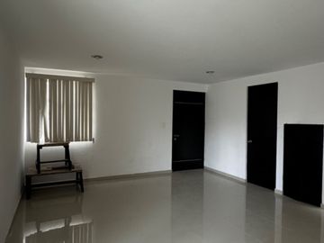 Casa EN VENTA en fraccionamiento atrás de Plaza San Diego