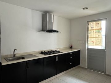 Casa EN VENTA en fraccionamiento atrás de Plaza San Diego