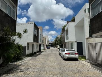 Casa EN VENTA en fraccionamiento atrás de Plaza San Diego