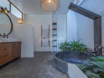 Private Oasis with Pool and Garden with Breathtaking Rice Field Views in Canggu – Babakan