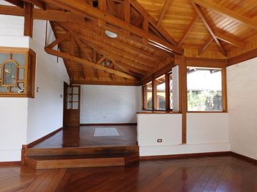 CASA CUMBAYA CERCA USFQ PILLAGUA