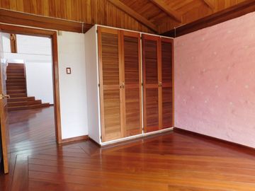 CASA CUMBAYA CERCA USFQ PILLAGUA