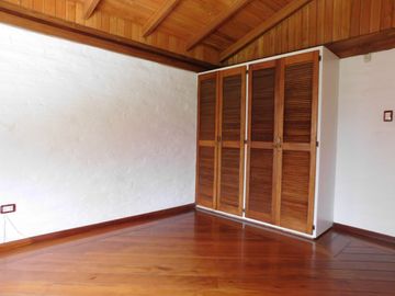 CASA CUMBAYA CERCA USFQ PILLAGUA