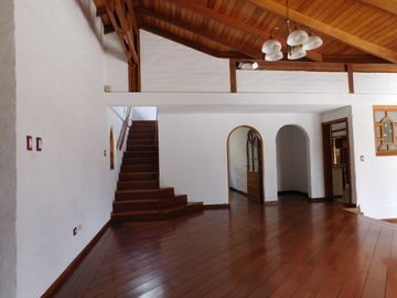 CASA CUMBAYA CERCA USFQ PILLAGUA