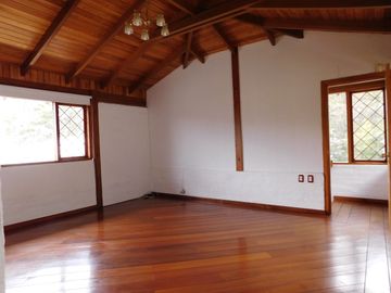 CASA CUMBAYA CERCA USFQ PILLAGUA