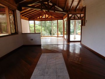 CASA CUMBAYA CERCA USFQ PILLAGUA
