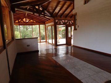CASA CUMBAYA CERCA USFQ PILLAGUA