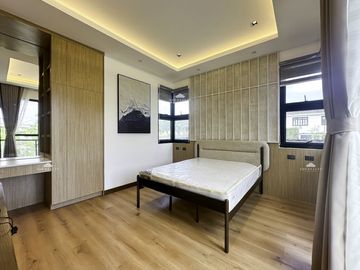 5BR SOUTH FORBES BALI MANSIONS Corner house and lot