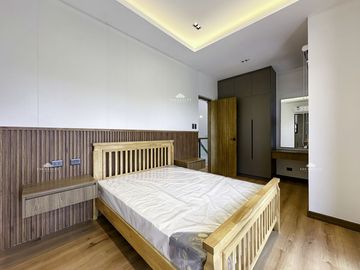 5BR SOUTH FORBES BALI MANSIONS Corner house and lot