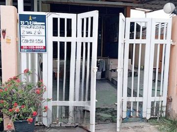 Urgent sale, corner townhouse, 23 sq wa, near Phra Samut Chedi Hospital. The installment price is cheaper than renting.