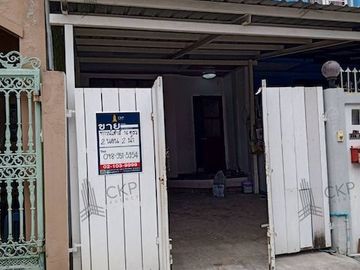 Urgent sale, corner townhouse, 16 sq wa, near Phra Samut Chedi Hospital. The installment price is cheaper than renting.