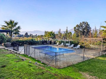 Se vende Gran casa en parcela, en prestigioso condominio, sector Los Naranjos, Curacaví.