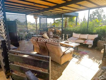 Se vende Gran casa en parcela, en prestigioso condominio, sector Los Naranjos, Curacaví.