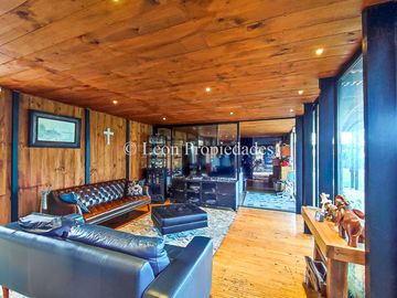 Se vende Gran casa en parcela, en prestigioso condominio, sector Los Naranjos, Curacaví.