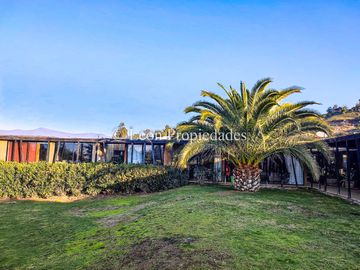 Se vende Gran casa en parcela, en prestigioso condominio, sector Los Naranjos, Curacaví.
