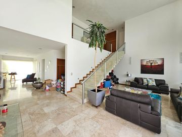 Las Cañadas Casa en Venta en Coto La Pradera con Elevador