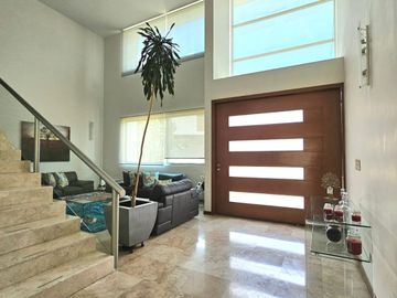 Las Cañadas Casa en Venta en Coto La Pradera con Elevador