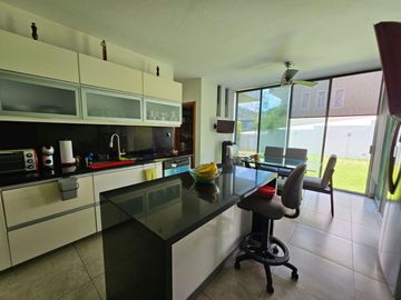 Las Cañadas Casa en Venta en Coto La Pradera con Elevador