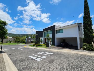Las Cañadas Casa en Venta en Coto La Pradera con Elevador