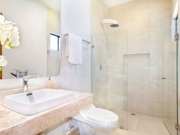 Casa con balcón, alberca común, Pre-construcción, Selvanova, Playa del Carmen