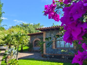 Casa en venta en Tepoztlán Morelos, con amplio terreno