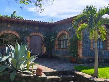 Casa en venta en Tepoztlán Morelos, con amplio terreno