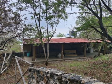 Casa en venta en Tepoztlán Morelos, con amplio terreno