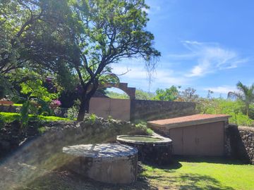 Casa en venta en Tepoztlán Morelos, con amplio terreno