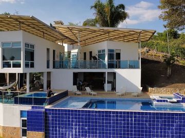 HERMOSA CASA FINCA LA MESA