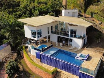 HERMOSA CASA FINCA LA MESA