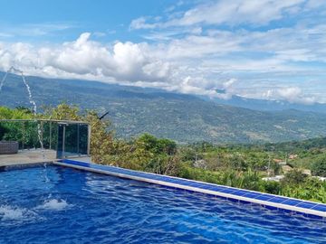 HERMOSA CASA FINCA LA MESA