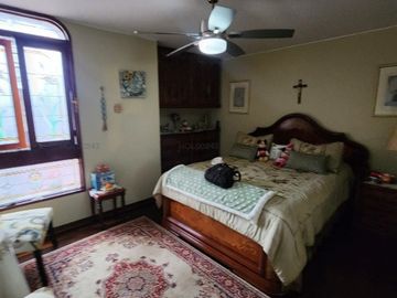 Vendo linda casa conservada de 3 pisos en condominio